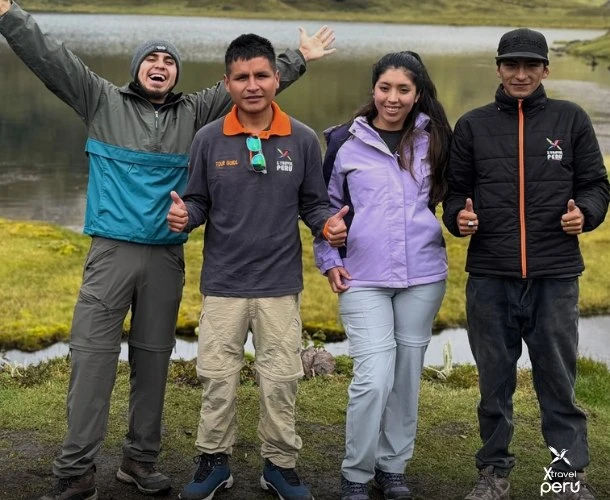 Caminhe por colinas verdejantes, atravesse pontes rústicas e descubra cada cachoeira como uma recompensa pelo seu espírito aventureiro. Uma experiência inesquecível nos Andes peruanos.