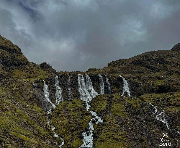 Explore uma paisagem única onde a água cai poderosamente entre montanhas sagradas. Caminhe por trilhas antigas, respire ar puro e sinta a paz dos Andes de Cusco.
