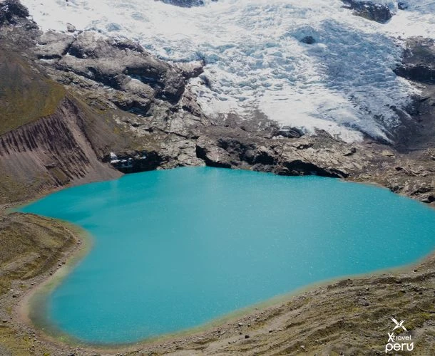 Experience the Ausangate Trek in 3 days. Adventure, connection with nature, and views that seem like something from another planet.