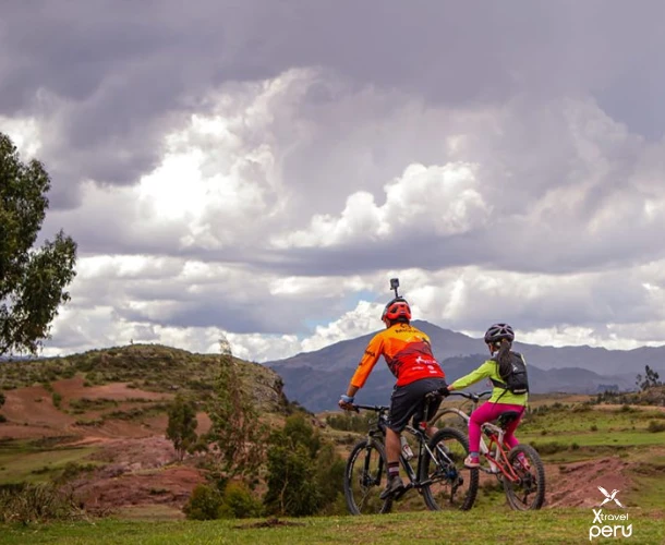Enjoy the route with company. The Yuncaypata circuit offers moments of calm and vast landscapes for a day of adventure and exploration.