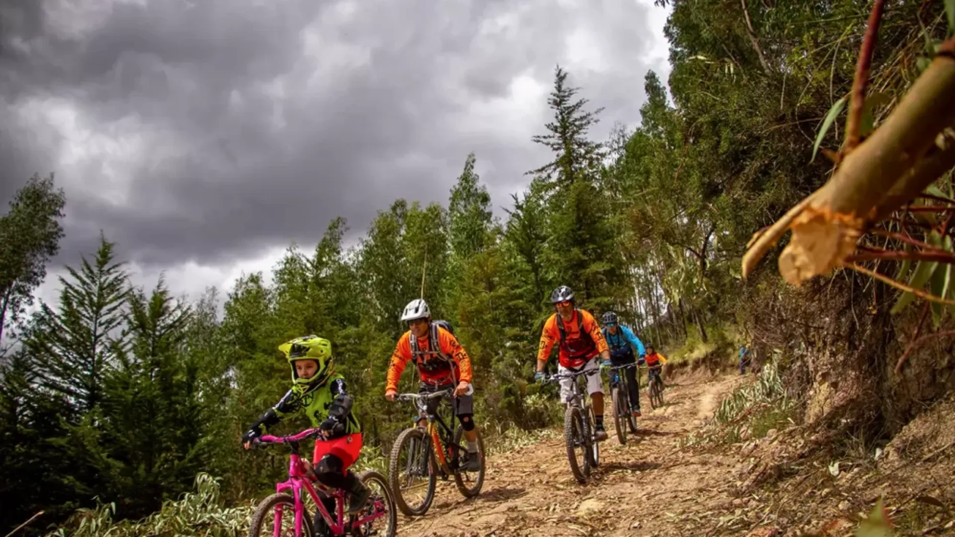 Biking en Cusco – Aventura en Bicicleta a Yuncaypata - Recorrido Único por Paisajes Andinos - XTravel Perú