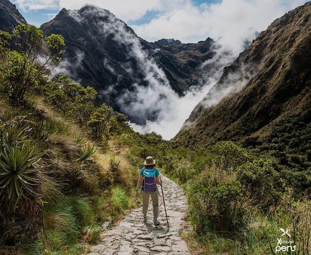 Explora el legendario Camino Inca en 2 días y 1 noche. Siente la emoción de caminar entre ruinas ancestrales hasta llegar a la majestuosa Machu Picchu.