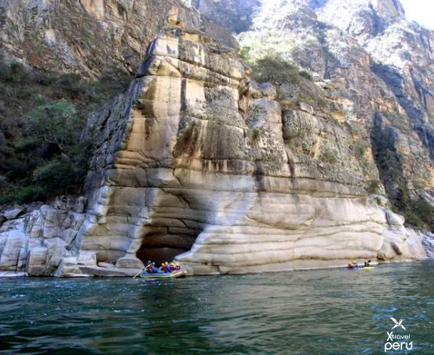 Take a moment to admire the geological formations carved by the river. The calm before or after the rapids. Discover the secret corners of the Apurímac Canyon.