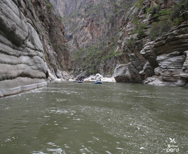 The imposing Apurímac Canyon, the setting for your 3-day rafting adventure. Glide between millenary rock walls and discover the grandeur of Andean nature.