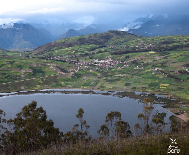 A mirror of water surrounded by cultivated fields and Andean villages. A serene landscape that invites you to stop and appreciate the immensity of the Sacred Valley of the Incas.