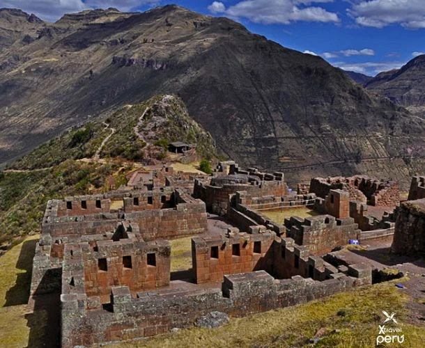 Templos, ruinas y mercados tradicionales. Pisac y Cusco en un solo tour para viajeros que quieren vivir lo auténtico. ¡Vibra con los Andes!