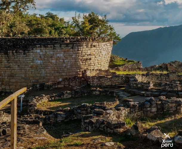 Aventura total: explore o imponente Kuélap, descubra a magia de Chachapoya e deslize sobre os Andes em um teleférico.