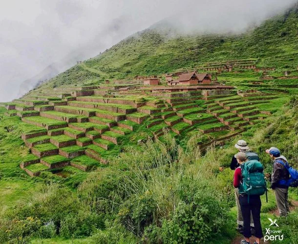 Discover Huchuy Qosqo in one day: a hike through Andean landscapes and Inca ruins with unique views of the Sacred Valley.