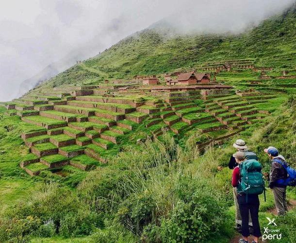 Aventura de 2 días hacia Huchuy Qosqo, con paisajes increíbles, sitios arqueológicos y pernocte bajo el cielo andino. Una joya escondida cerca de Cusco.