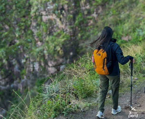 Vive el tour a Huchuy Qosqo en 2 días y 1 noche. Caminata entre montañas, comunidades andinas y un sitio inca impresionante. Naturaleza, cultura y aventura en Cusco.