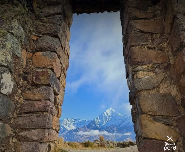 En Ollantaytambo hay un secreto que no todos conocen. Una caminata hasta Inti Punku te lleva por senderos antiguos, paisajes increíbles y vistas que parecen postales. ¡Ven a descubrirlo!