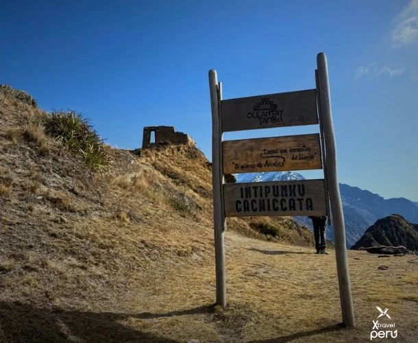 Pocos llegan, pero quienes lo hacen no lo olvidan. Inti Punku te espera con una de las mejores vistas del Cusco profundo. Sube, respira, contempla. ¡Así se vive el Valle Sagrado!