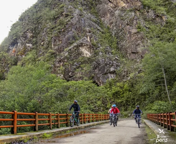 The cycling highlight. Enjoy the thrilling descent along the Abra Málaga route, traversing bridges and paths surrounded by the dense vegetation of the Sacred Valley.