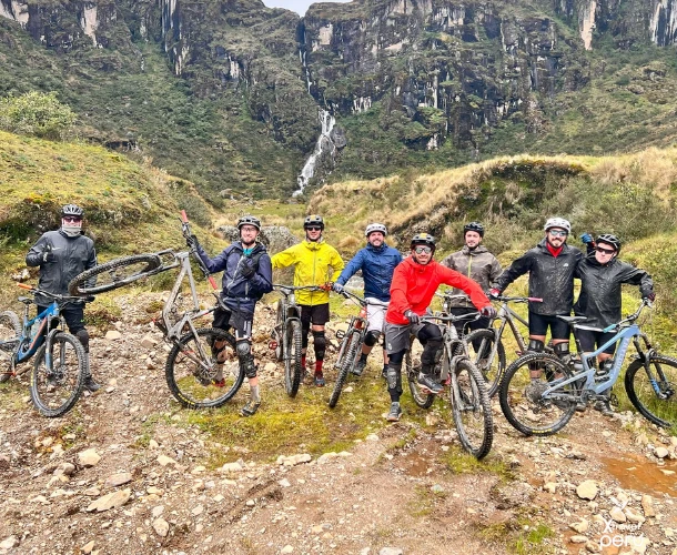 A well-deserved rest on the route. Friends, bikes, and a stunning mountain landscape as a reward. The 4-day tour is an unforgettable mix of effort and natural beauty.