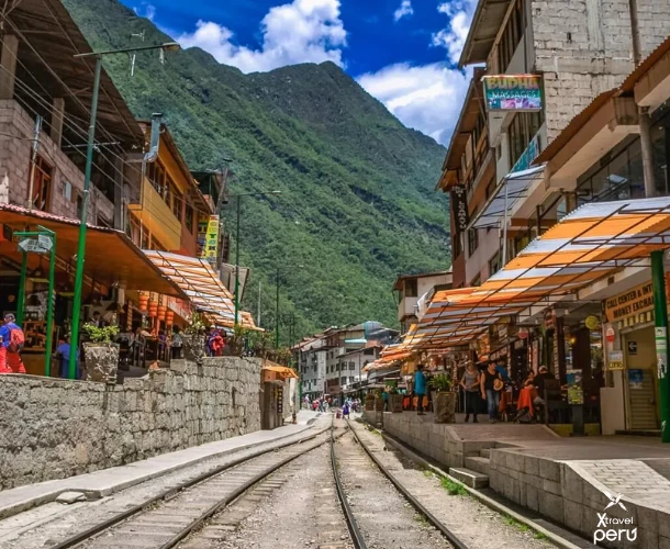 The arrival point of your adventure. Explore the vibrant streets of Aguas Calientes (Machu Picchu Pueblo), the final station before the citadel. The perfect atmosphere after days on the road.