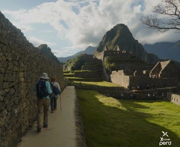Déjate envolver por la energía espiritual de este lugar sagrado. Entre terrazas, templos y montañas, vivirás una experiencia única que va más allá de lo turístico.