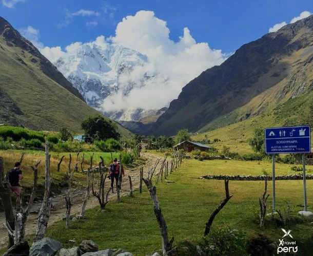 Descubre el lado más mágico de los Andes: camping en Soraypampa, amaneceres dorados y la Laguna Humantay en todo su esplendor. ¡Pura energía!