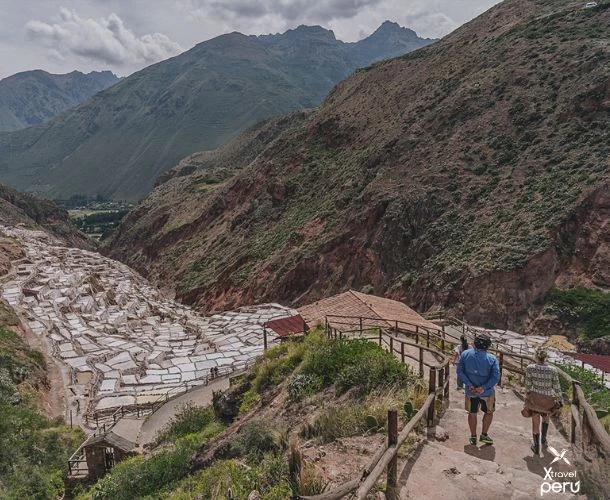 Descubre cómo los incas dominaron la agricultura y la sal. Maras y Moray te esperan con paisajes únicos y tradición viva. ¡Full Day inolvidable!