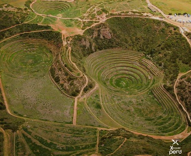 Explora Moray, un laboratorio inca único, y las mil pozas de sal de Maras. Naturaleza, historia y vistas épicas en un solo día. ¡Imperdible!
