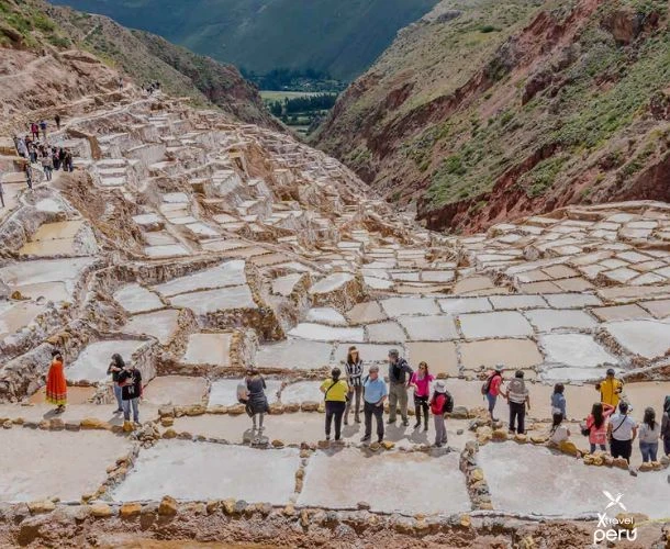 ¡Un viaje al corazón del Valle Sagrado! Descubre los círculos místicos de Moray, las salineras brillantes de Maras y paisajes que te dejarán sin aliento.