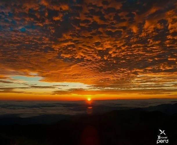 Solo unos pocos han visto esto: el amanecer de Tres Cruces en Paucartambo. ¡Luz, colores y mística en un mirador fuera de este mundo!