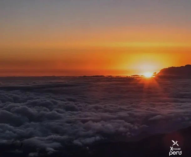 El balcón del amanecer andino te espera. Tres Cruces revela un fenómeno único donde el sol baila entre mundos. ¡Prepárate para algo inolvidable!