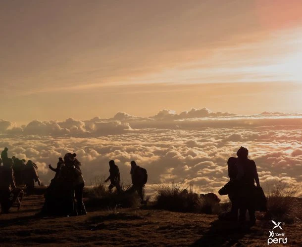 Amanecer en Tres Cruces, magia pura. Entre nubes, sol y leyendas, este mirador en Paucartambo es un secreto que debes vivir al menos una vez.