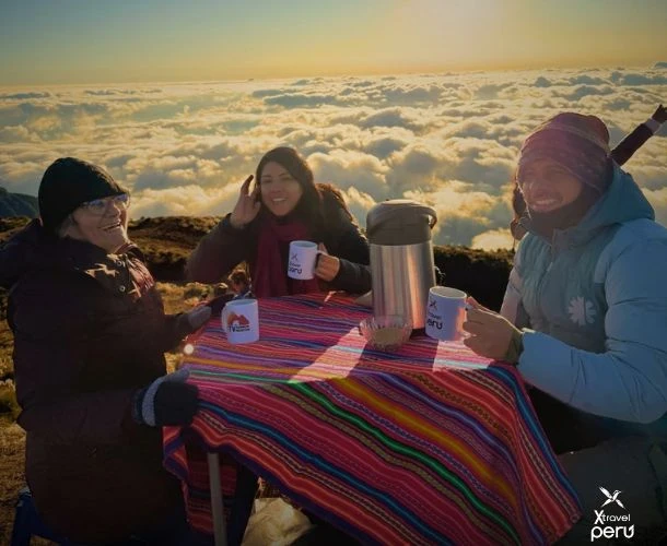 ¡Vive el amanecer más mágico del mundo! Tres Cruces en Paucartambo: un espectáculo de luz, niebla y montaña que te dejará sin palabras.