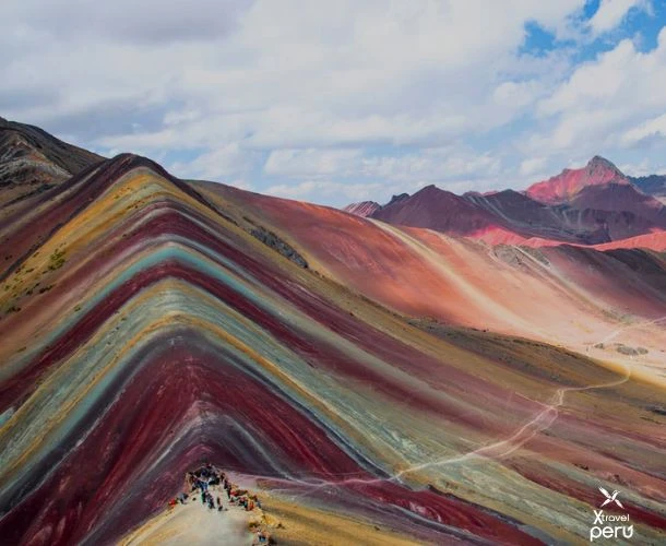 Discover Vinicunca and the 7 Ausangate Lagoons in 2 days. Unique landscapes, adventure, and Andean culture from Cusco.