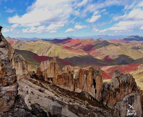 Tour de 1 día a Palcoyo: tres montañas de colores, aire puro, tranquilidad y el impresionante bosque de piedras. Una aventura perfecta lejos del bullicio.