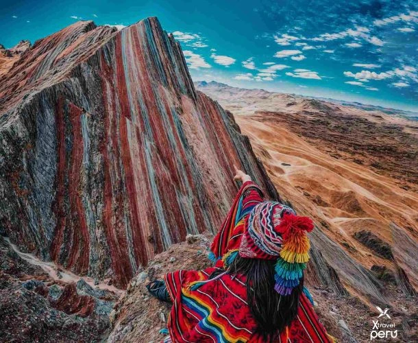 Descubre la montaña Pallay Punchu, una joya natural con formaciones filudas y colores intensos. Una caminata desafiante y mágica fuera de lo común.