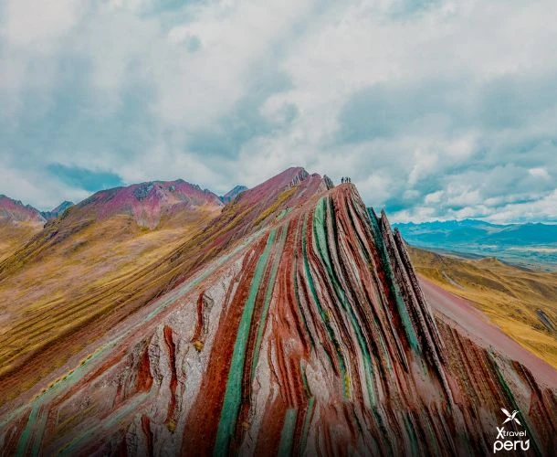 Explora Pallay Punchu, la montaña de colores en forma de espina. Un tour único con paisajes surrealistas, cultura andina y vistas espectaculares del sur del Cusco.