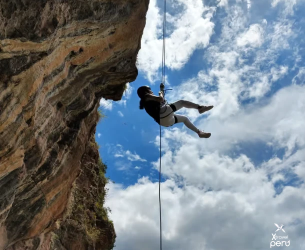Feel the pure adrenaline as you rappel down the rock. A controlled, safe, and thrilling experience that connects you with the Andean vertical landscape.