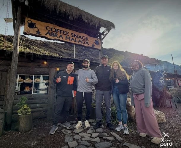 Descubre la magia del café, té y chocolate directamente de sus orígenes. Interactúa con agricultores locales y conecta con la tierra en una ruta que combina tradición, sostenibilidad y sabor. ¡Vívelo de cerca!