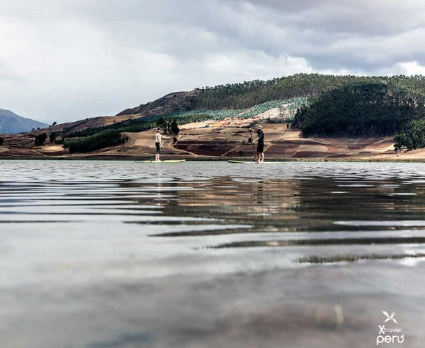 Experience Stand Up Paddle in the heart of the Sacred Valley. Balance and adventure as you glide over the crystal-clear waters, enjoying unique views of the fields and hills.