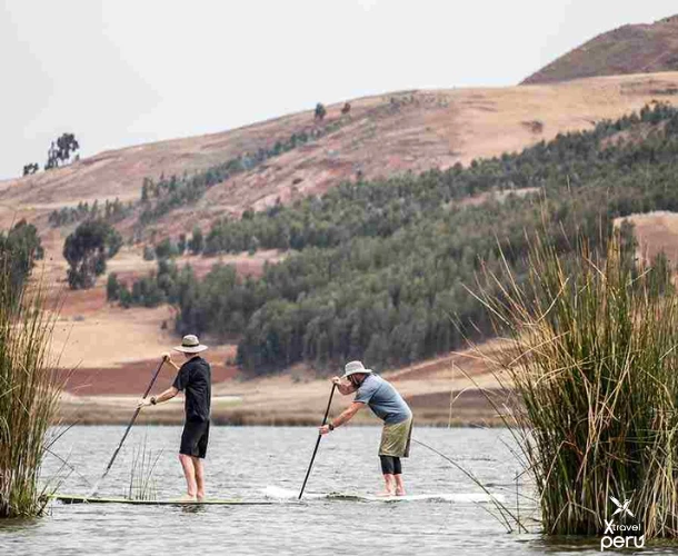 Warm-up and preparation on the shore. Learn the basic Stand Up Paddle techniques with our guides before paddling across the lagoon. Start your aquatic adventure in Huaypo.