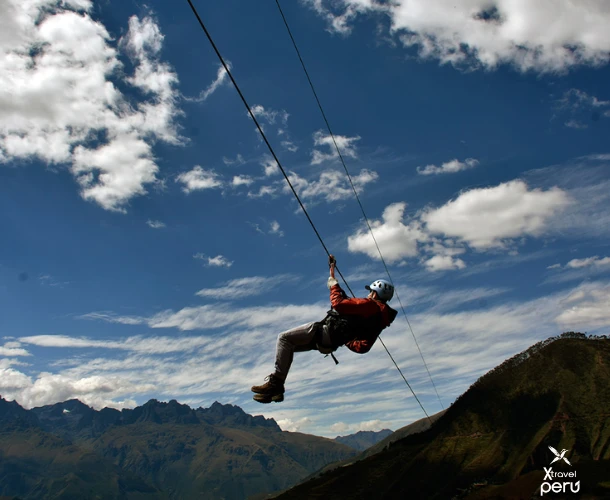 Enjoy the full-speed descent. The zipline cables allow for a safe and panoramic ride, a unique way to observe the Andean slopes and rock formations.