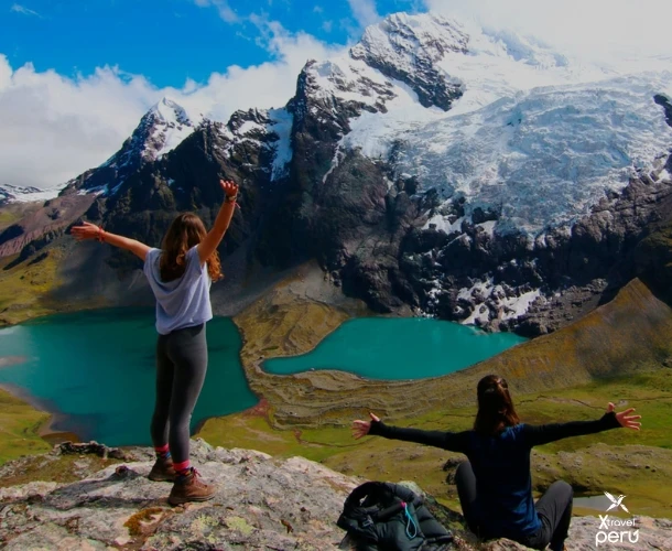 Aventura en las 7 lagunas de Ausangate: caminata entre montañas, aguas cristalinas y paisajes de ensueño. Ideal para los amantes de la naturaleza y la fotografía.