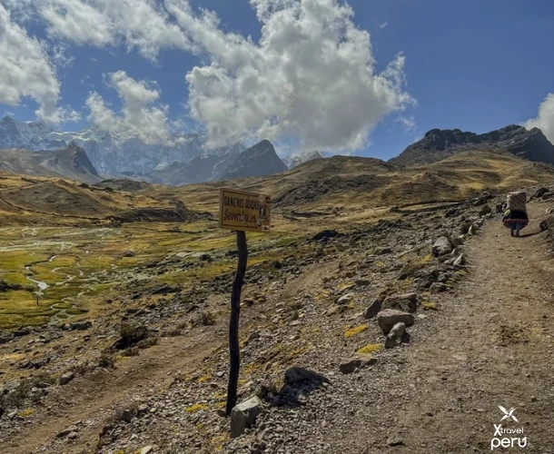 Recorre las 7 lagunas de Ausangate, maravíllate con sus colores únicos, vive la energía de los Andes y disfruta de un tour lleno de paisajes espectaculares.