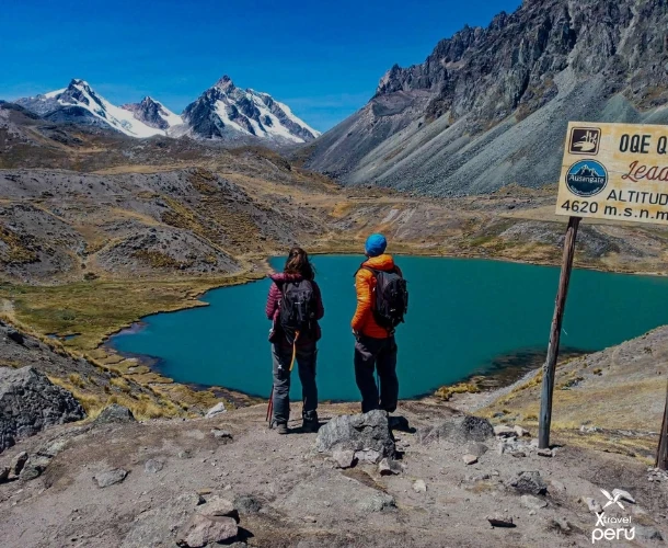Explora las impresionantes 7 lagunas de Ausangate en un tour lleno de paisajes andinos, aguas turquesas, montañas nevadas y cultura quechua. ¡Una aventura inolvidable!