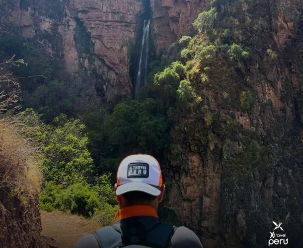 Una ruta escondida en el Valle Sagrado que te lleva a una impresionante catarata y a ruinas incas colgadas en la montaña. Naturaleza viva y cultura ancestral en un solo día. ¡Descúbrelo!
