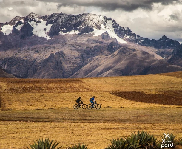 Explore the Sacred Valley by bike, cycling with the imposing Andean landscape in the background. Enjoy the freedom of mountain biking and the views of the snowy peaks.