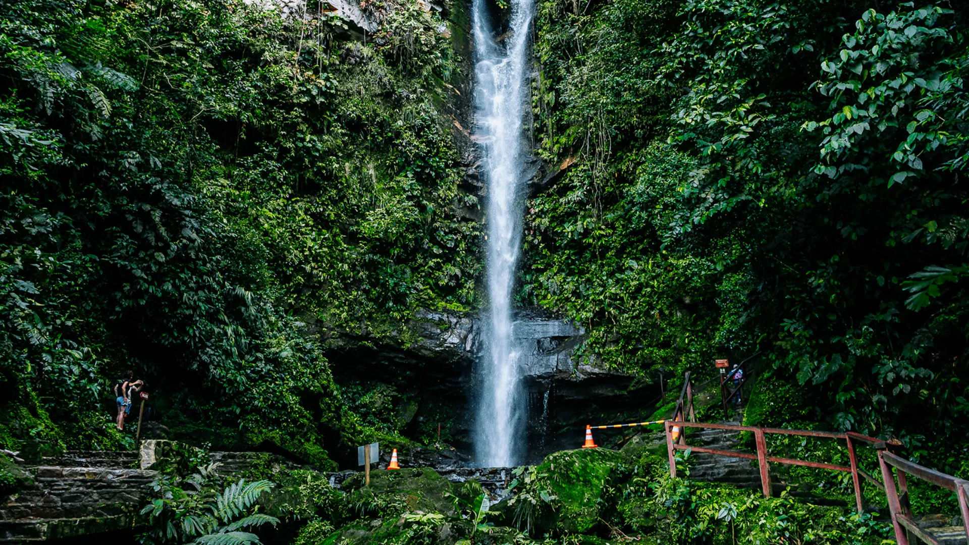 Tour to the Ahuashiyacu Waterfall from Tarapoto – Nature and Adventure in the Peruvian Jungle - XTravel Perú