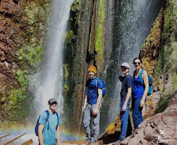 Explora Urquillos y llega a una joya natural: Poc Poc. Caminata entre andenes y paisajes sagrados hasta una cascada mágica.