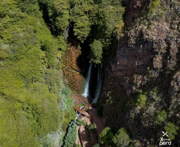 ¡Aventura entre montañas y bosques! Llega a la mágica Catarata Poc Poc y siente la energía del agua en medio del Valle Sagrado.
