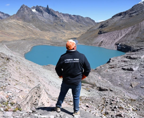 The glacial lagoons of Ausangate stand out for their intense blue or turquoise color, reflecting the Andean sky. An oasis of peace and natural beauty at the foot of the imposing glacier.