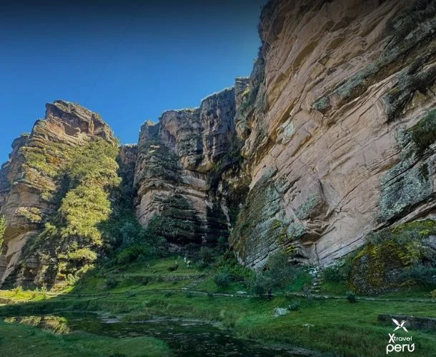 Descubre los Farallones de Tecsecocha, formaciones rocosas imponentes, cuevas y paisajes únicos. Un tour lleno de aventura, naturaleza y cultura en Cusco.