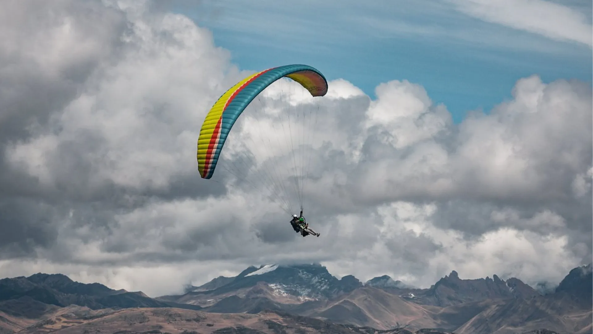 Paragliding Tour in the Sacred Valley from Cusco – Fly over the Andes - XTravel Peru