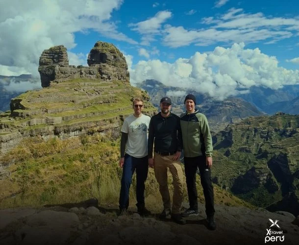 Discover Waqrapukara, the impressive horn-shaped fortress, on a route filled with unique landscapes.