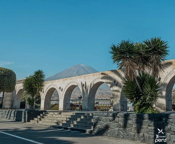 Descubra Arequipa a pé: ruas de cantaria, mercados tradicionais e um charme colonial que irá cativá-lo instantaneamente.